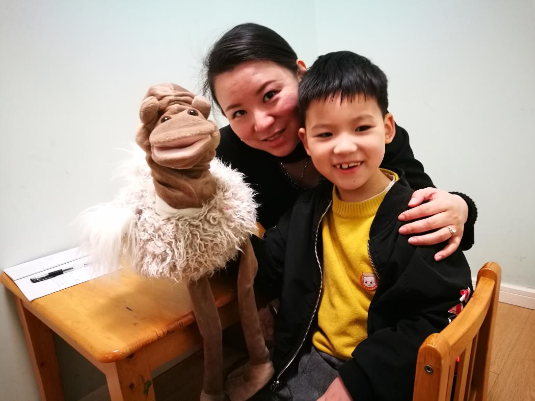 Mitarbeiterin und Junge des Family Parters Programme in Changsha, China